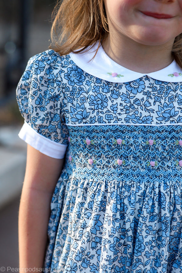 Vestido fruncido a mano con capullos de rosa