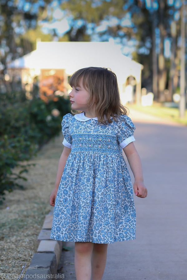 Vestido fruncido a mano con capullos de rosa